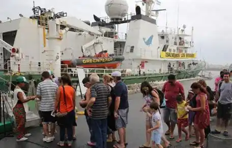El buque de Greenpeace, un imán en la costa