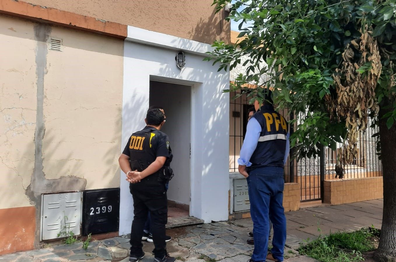 La DDI y la Policía Federal en la casa de Braga, uno de los siete detenidos.