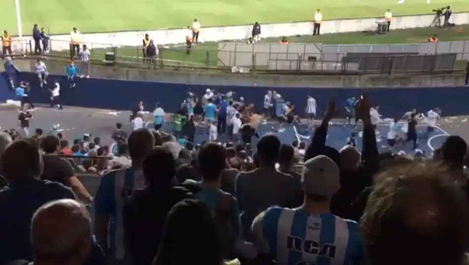 Video: Graves incidentes en la tribuna de Racing durante el clásico con Independiente