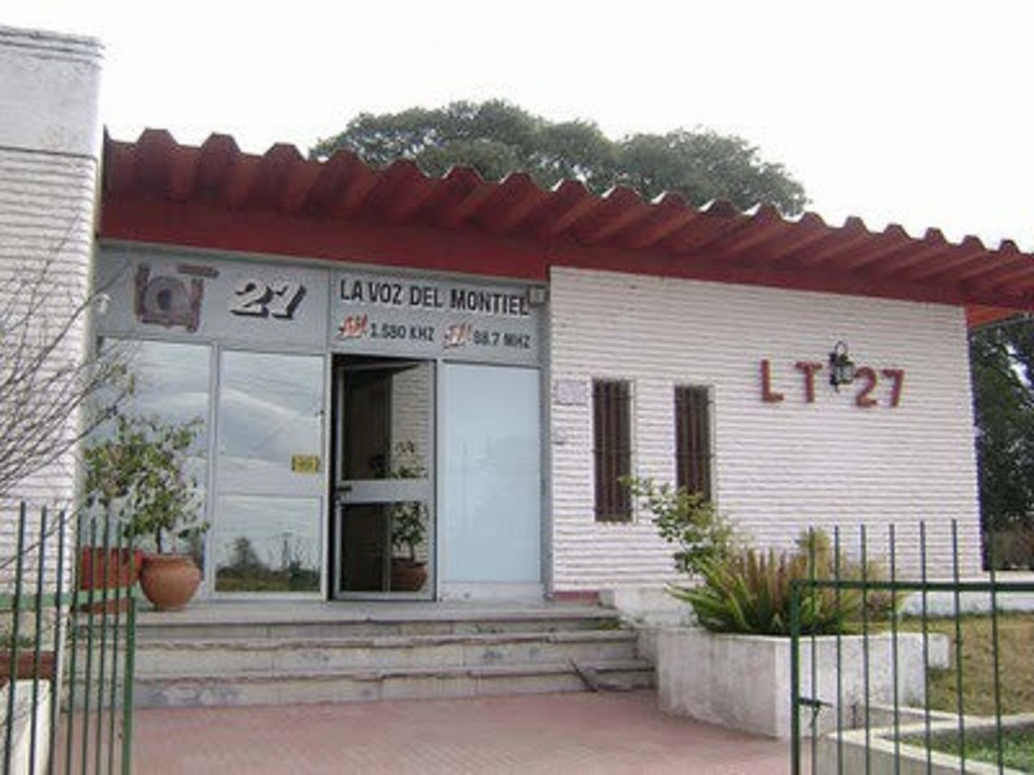 Empleados denuncian falta de pagos y que "han apagado la radio LT27"