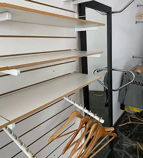 Inseguridad: vaciaron un local de ropa en calle 4 casi 85