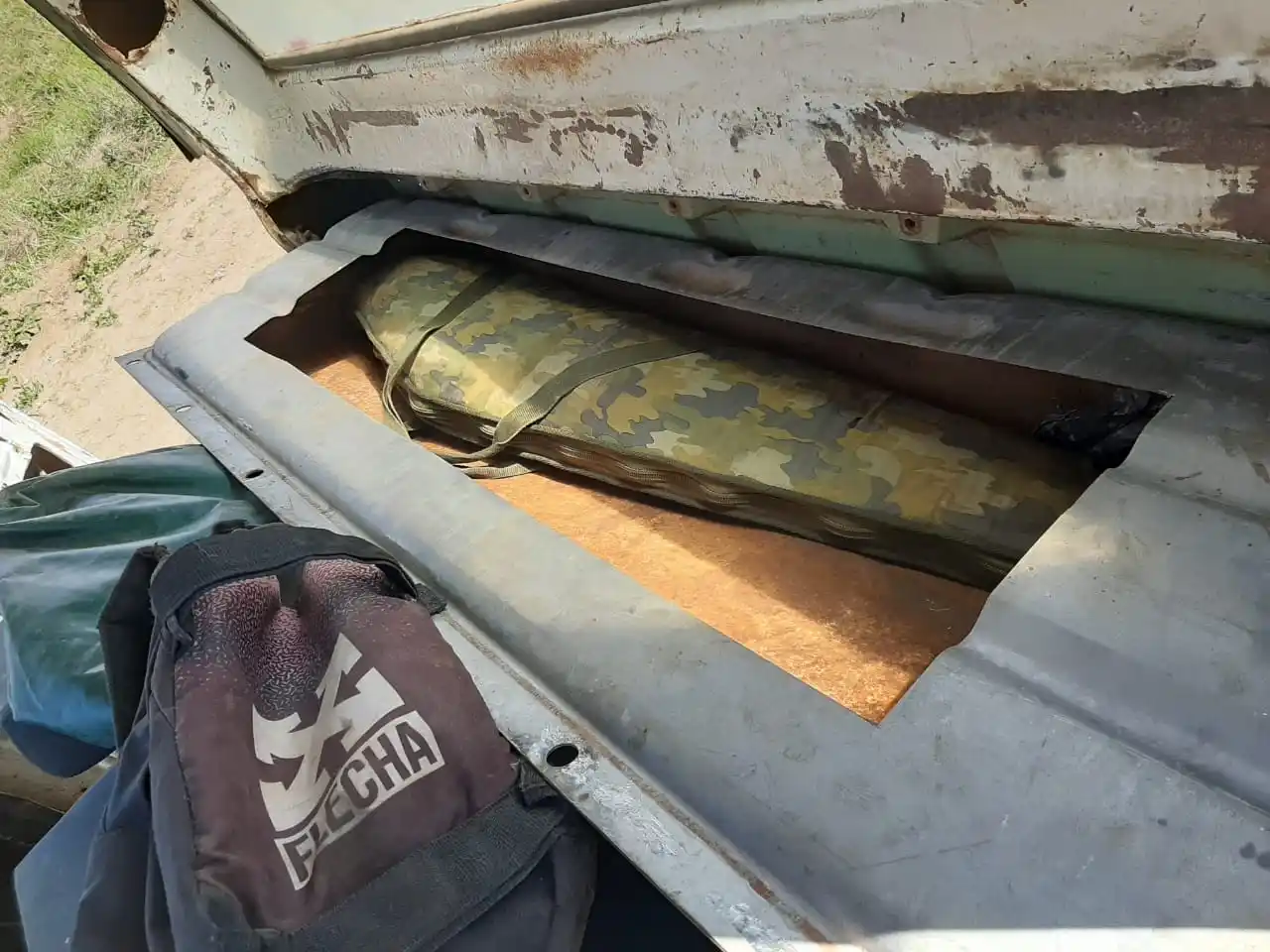 Identificaron a un hombre que iba con un fusil oculto en el tanque de combustible