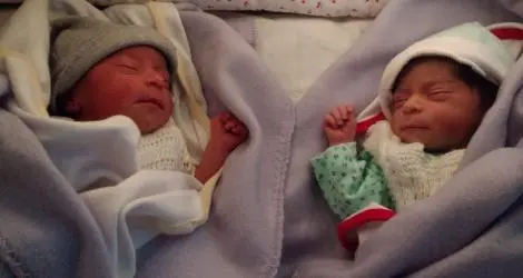Las gemelas Chloe y Zoey agradecen la ayuda