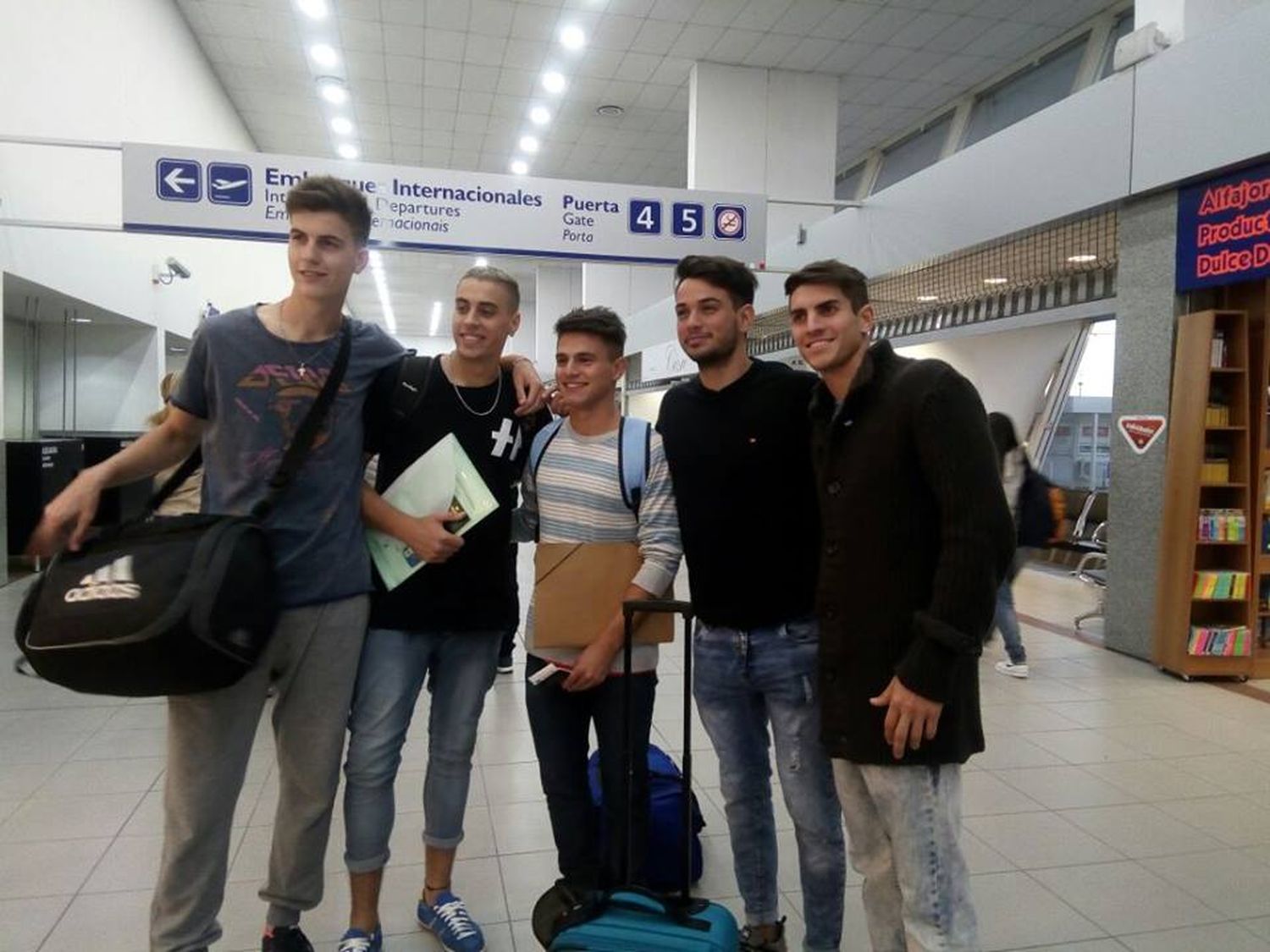 Son cinco los jugadores que viajan a probarse en el fútbol español