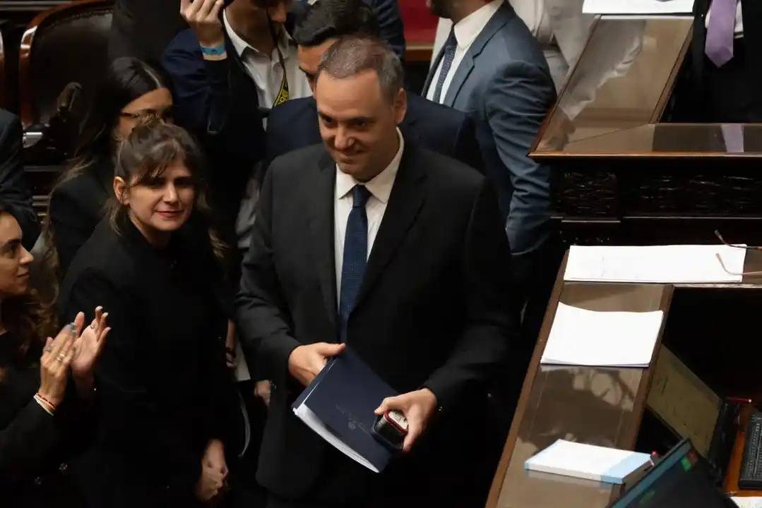 Adorni ya está exponiendo en el Congreso