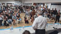 Después de reunirse con empresarios, Moreno cerró su visita a Tandil con un acto rodeado de juventud