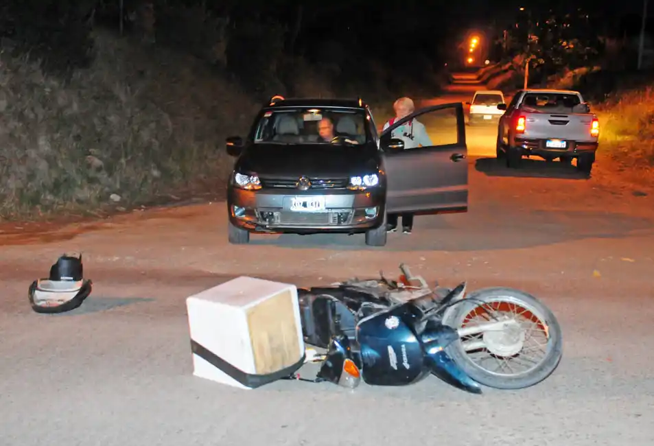 Un motociclista sufrió heridas al  chocar con un auto 