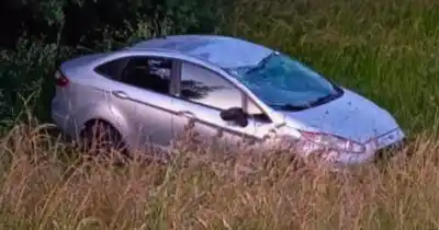 El vehículo terminó volcado sobre la banquina.