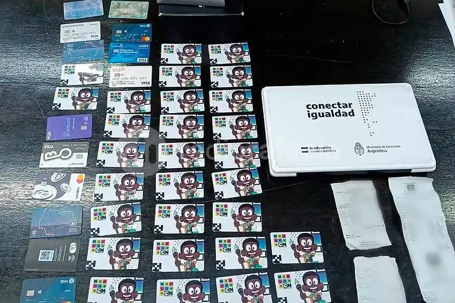 Un santafesino y un cordobés clonaron tarjetas de débito, estafaron a muchas personas y cayeron con $5.500.000