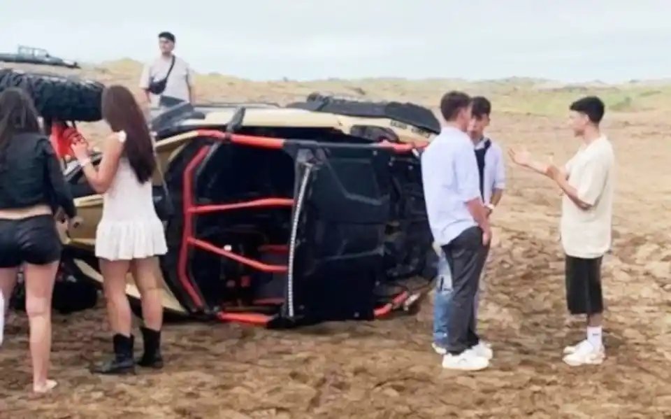 Le pidieron que cambie la música, se enojó y los pisó con un arenero
