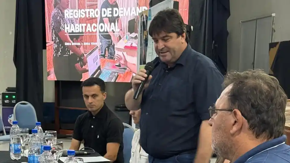 El intendente Cicarelli encabezó la conferencia donde dio detalle de plan de viviendas