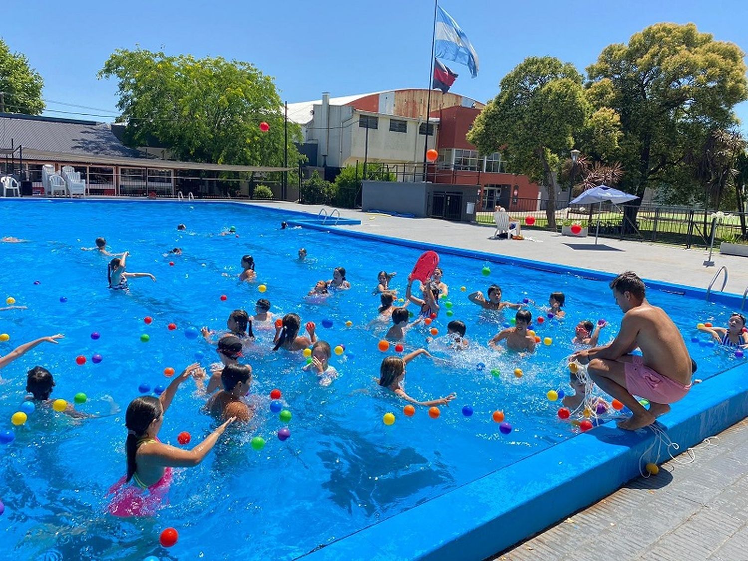 El grupo escolar despliega sus actividades en la pileta grande.