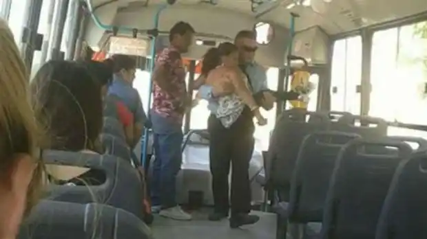Emocionó a todos al cargar en brazos a una mujer con discapacidad