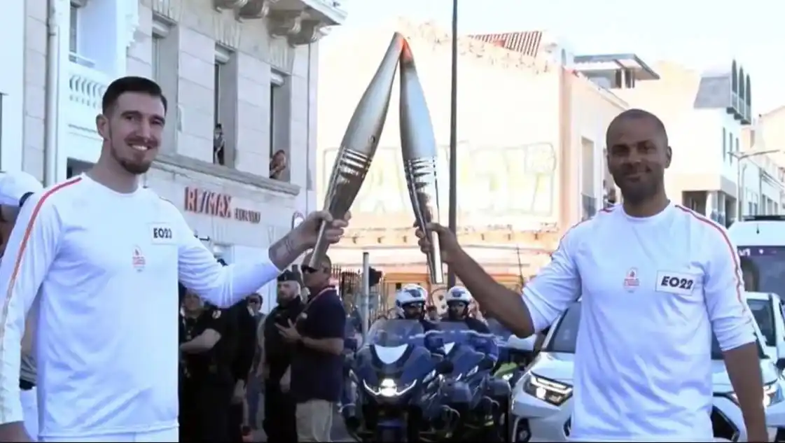 El relevo de la antorcha olímpica: de Nando De Colo (izuierda) a Tony Parker. Foto: @BestOfFrenchies