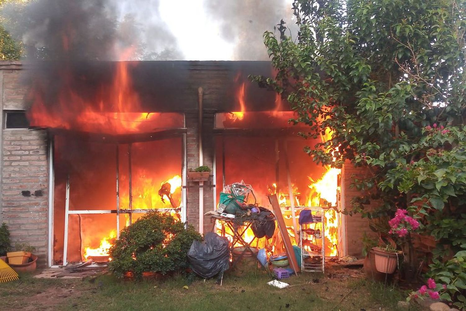 Dramático incendio en Córdoba: ocupantes y policías resultaron intoxicados