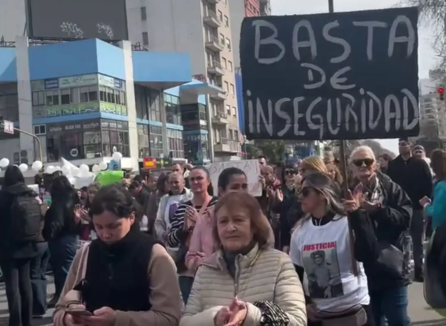 Muchos marplatense participaron hoy de la movilización por el reclamo de seguridad.