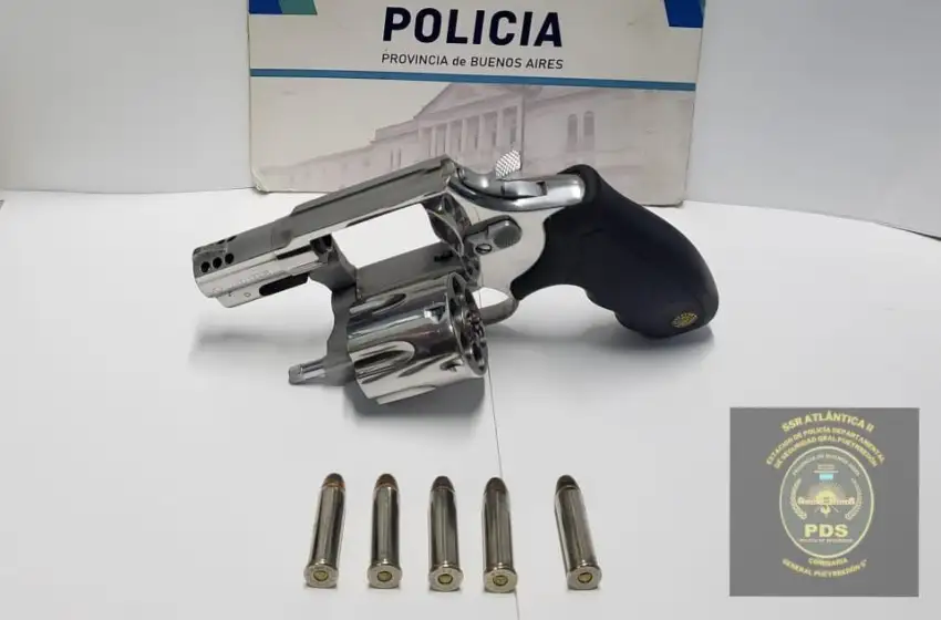 La policía encontró su camioneta robada y terminó con una causa por tener un arma