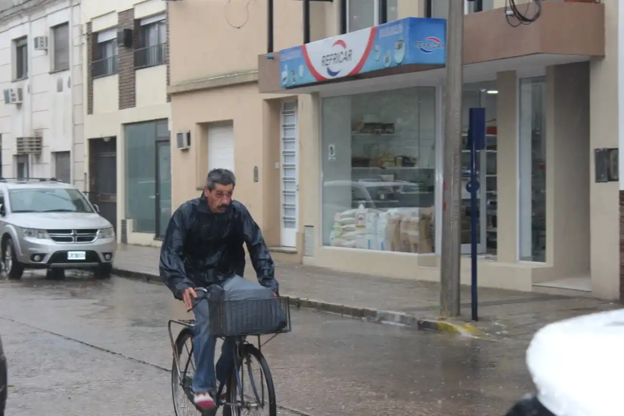 Pronostican un martes lluvioso y hay alerta por tormentas