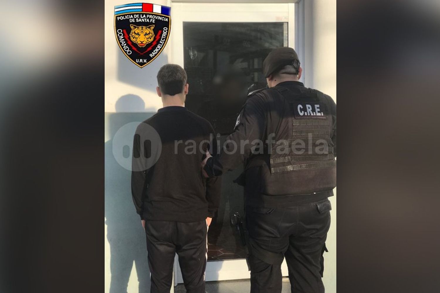 Chocó y terminó preso: la policía descubrió que el joven tenía pedido de captura