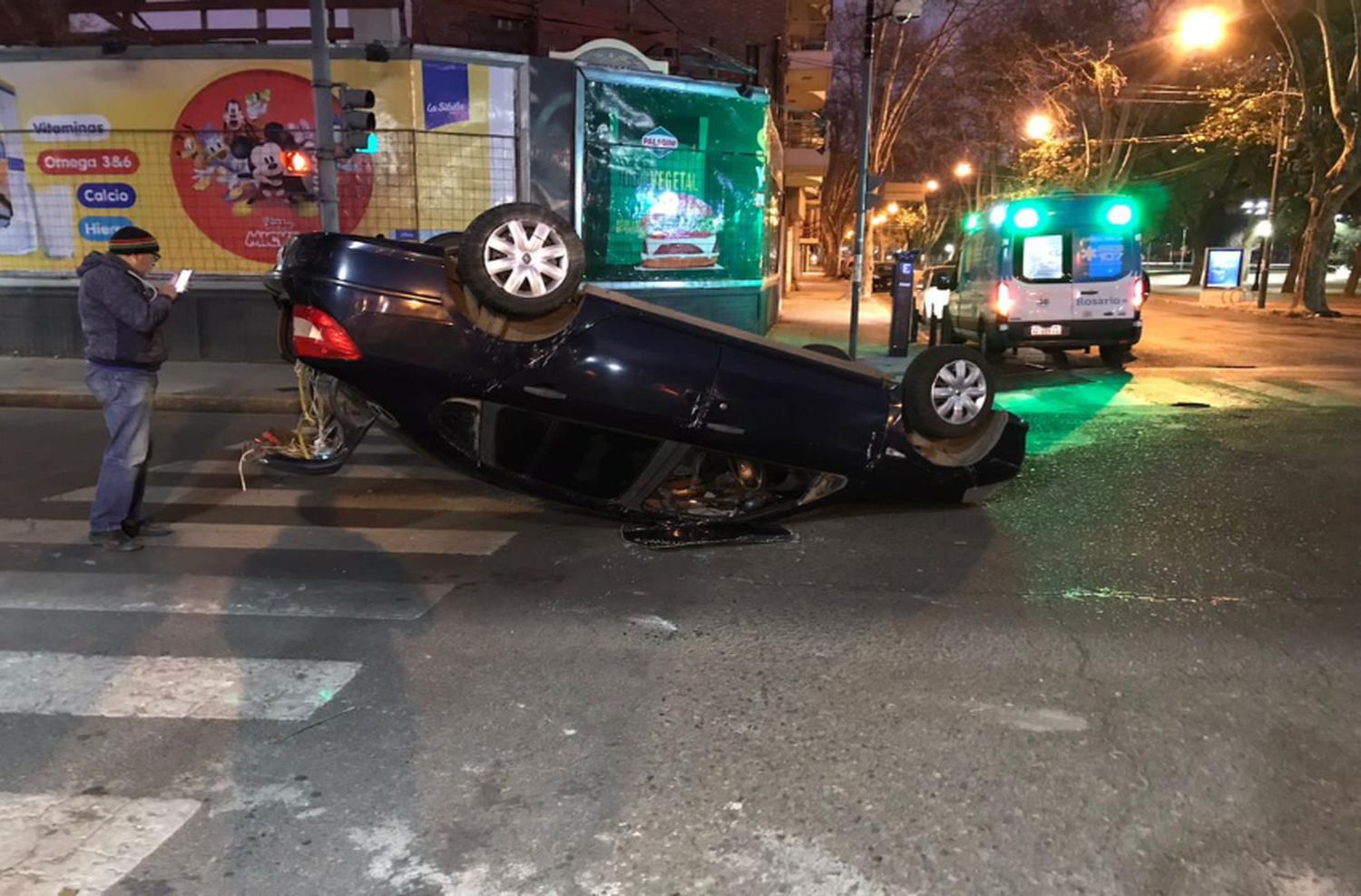 Una imprudencia al volante terminó en impactante choque y vuelco en Oroño y Rivadavia