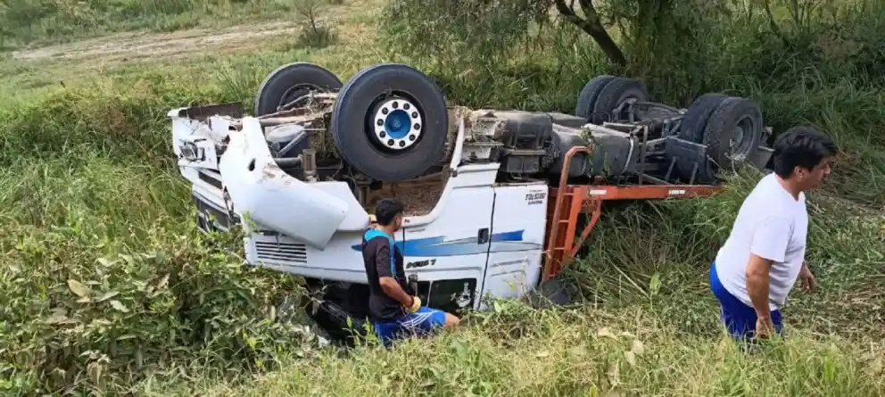 Un camionero resultó herido tras un vuelco en el acceso a Ibicuy