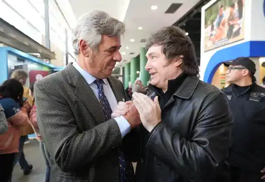 El presidente de la Sociedad Rural, Nicolás Pino, junto a Javier Milei. En la foto no está Marcos Pereda, su vice.