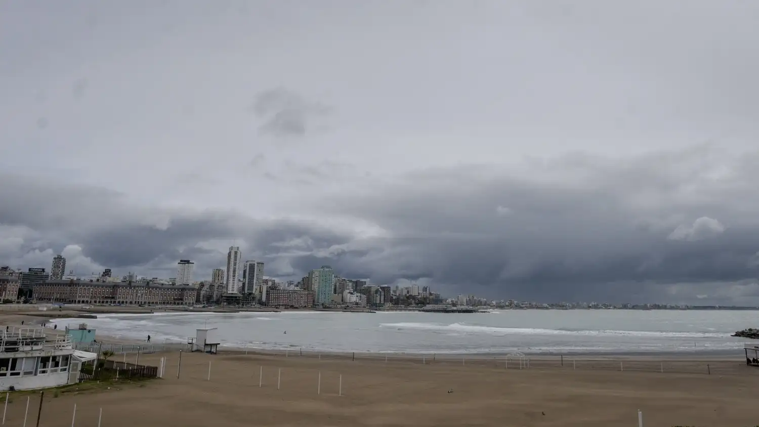 Para la jornada de este miércoles se esperan fuertes ráfagas de viento y tormentas, con una máxima de 18°.