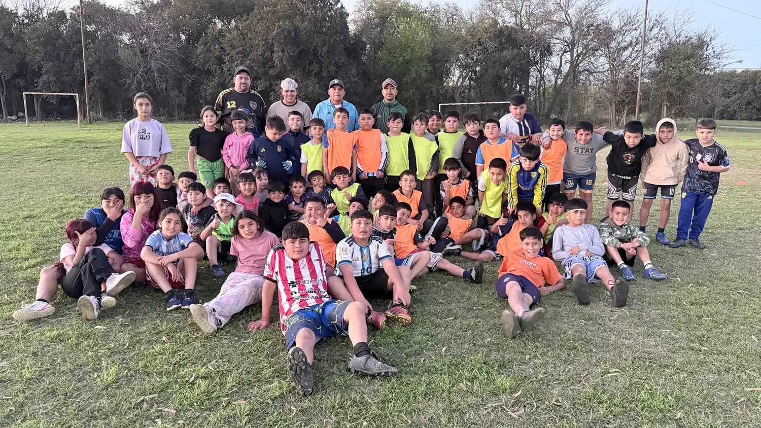 La escuelita de fútbol del barrio 2 de Abril: “Acá estamos siempre, haciendo cosas para que a ellos no les falte nada"
