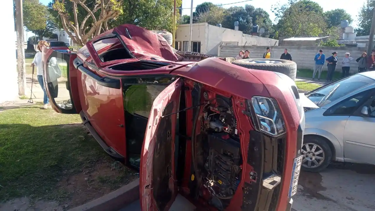 Un auto chocó desde un lateral a otro vehículo provocando su vuelco