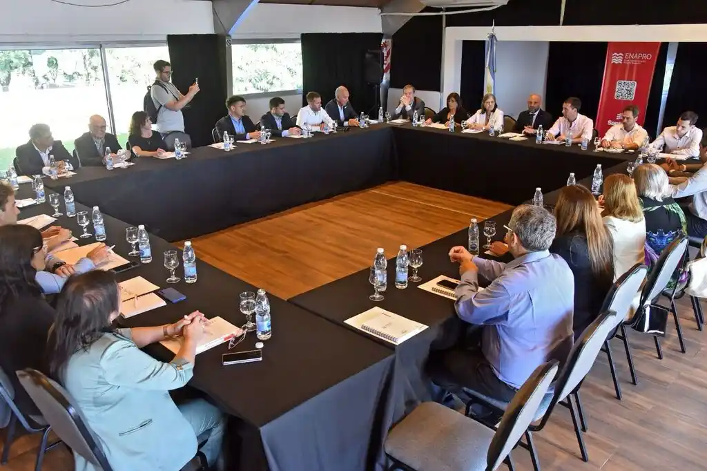 El ministro de Desarrollo Productivo, Gustavo Puccini, y al director nacional de la Agencia de Puertos y Navegación, Iñaki Arreseygo participaron del Encuentro de Puertos Productivos