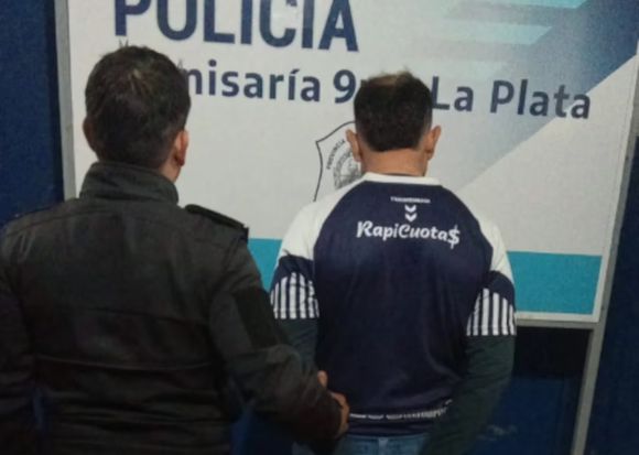 Fingió ser plomero, le robó la tarjeta de débito a una jubilada y se compró ropa de Gimnasia