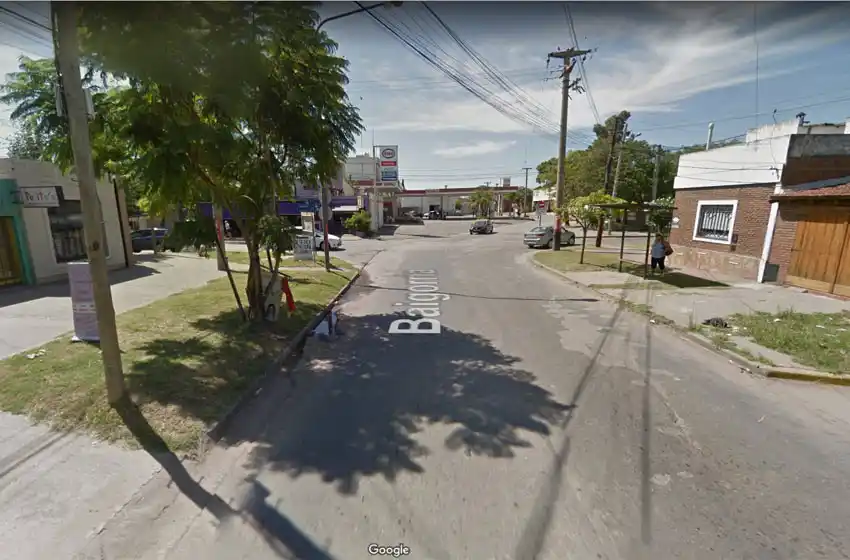 El dueño de una rotisería luchó y desarmó a ladrones que intentaron robarle