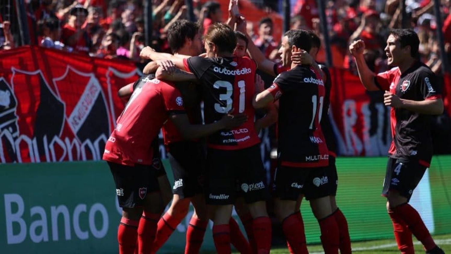 Newell's goleó a Huracán y se alejó de los puestos de descenso