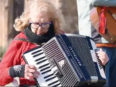 Conferencia musical de los distintos ritmos del litoral a cargo de la profesora Rosita Ramat-Ferré de la comisión Chamarriteros de Concordia