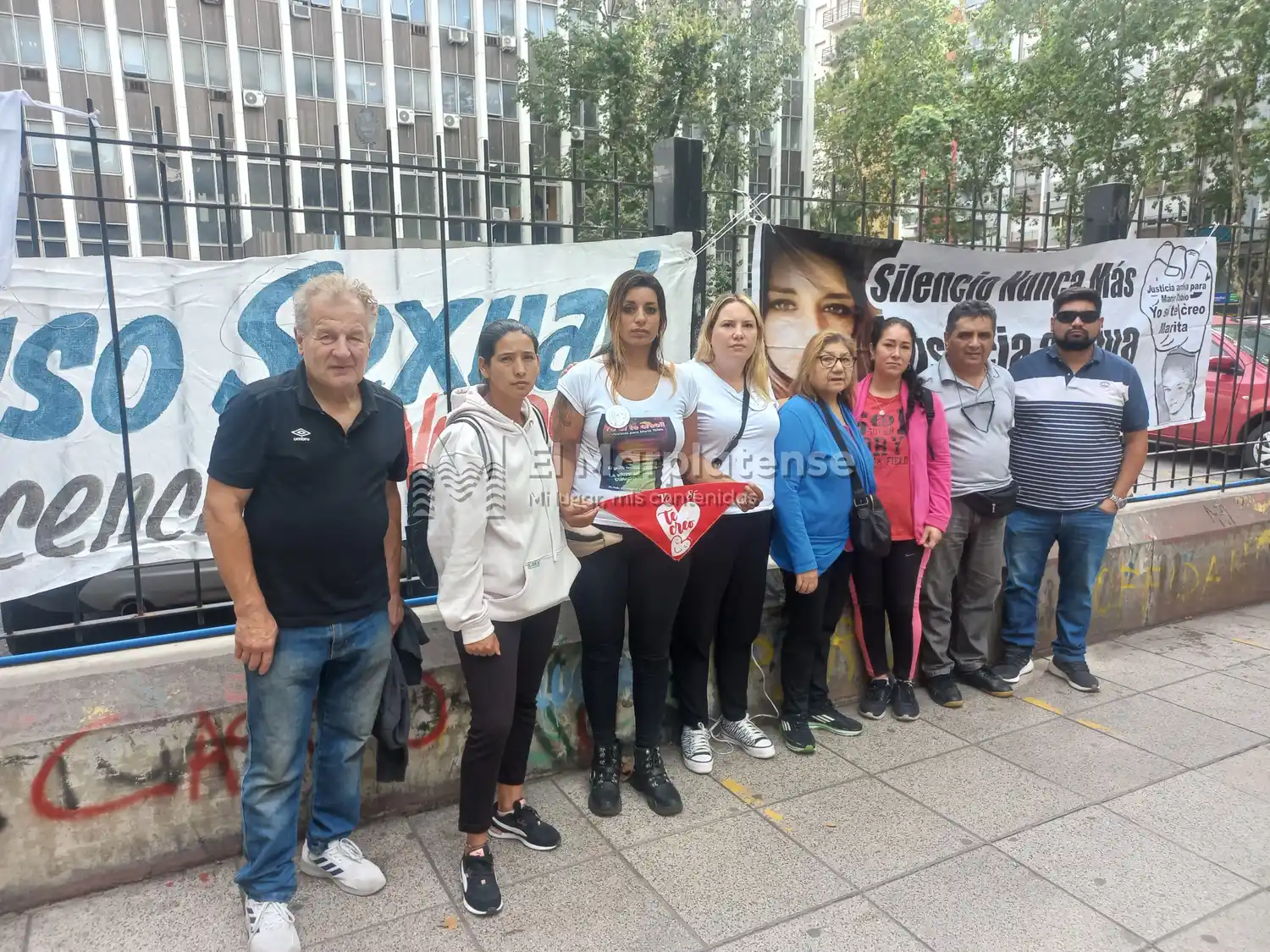 La madre de la víctima y activistas contra el abuso.