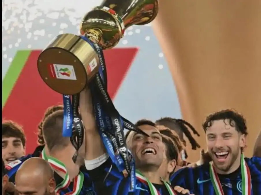 Lautaro Martínez, capitán del Inter, levantando la Copa de Italia conseguida el miércoles ante la Lazio. Foto: Reuters