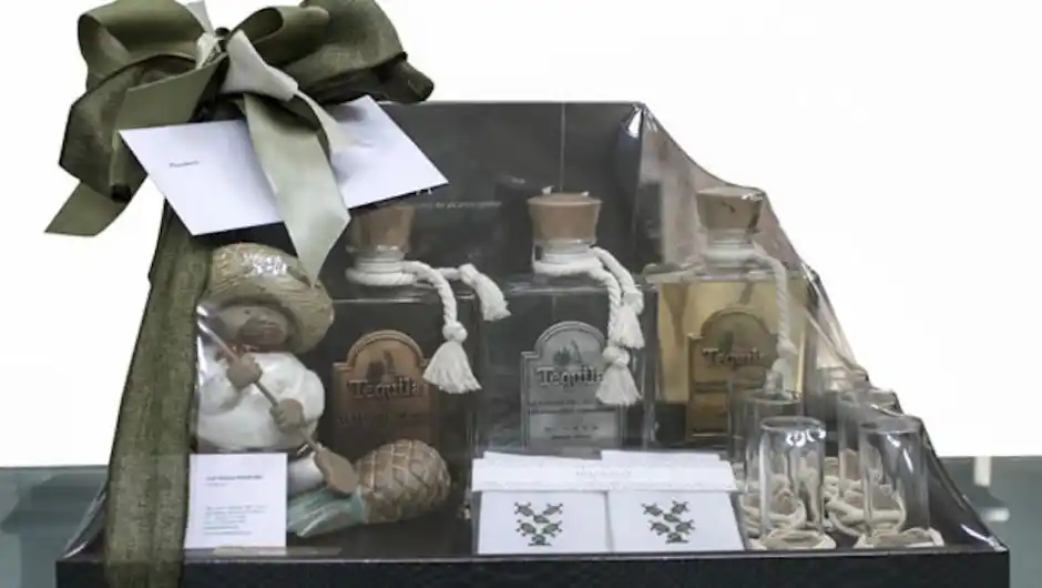 Tequileros elaboran botella especial para el papa Francisco