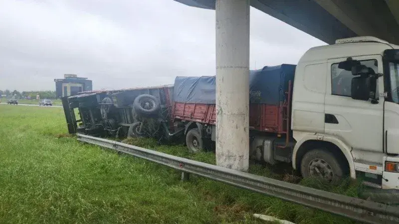 Dos vehículos volcaron en la autopista Rosario-Córdoba durante la tormenta