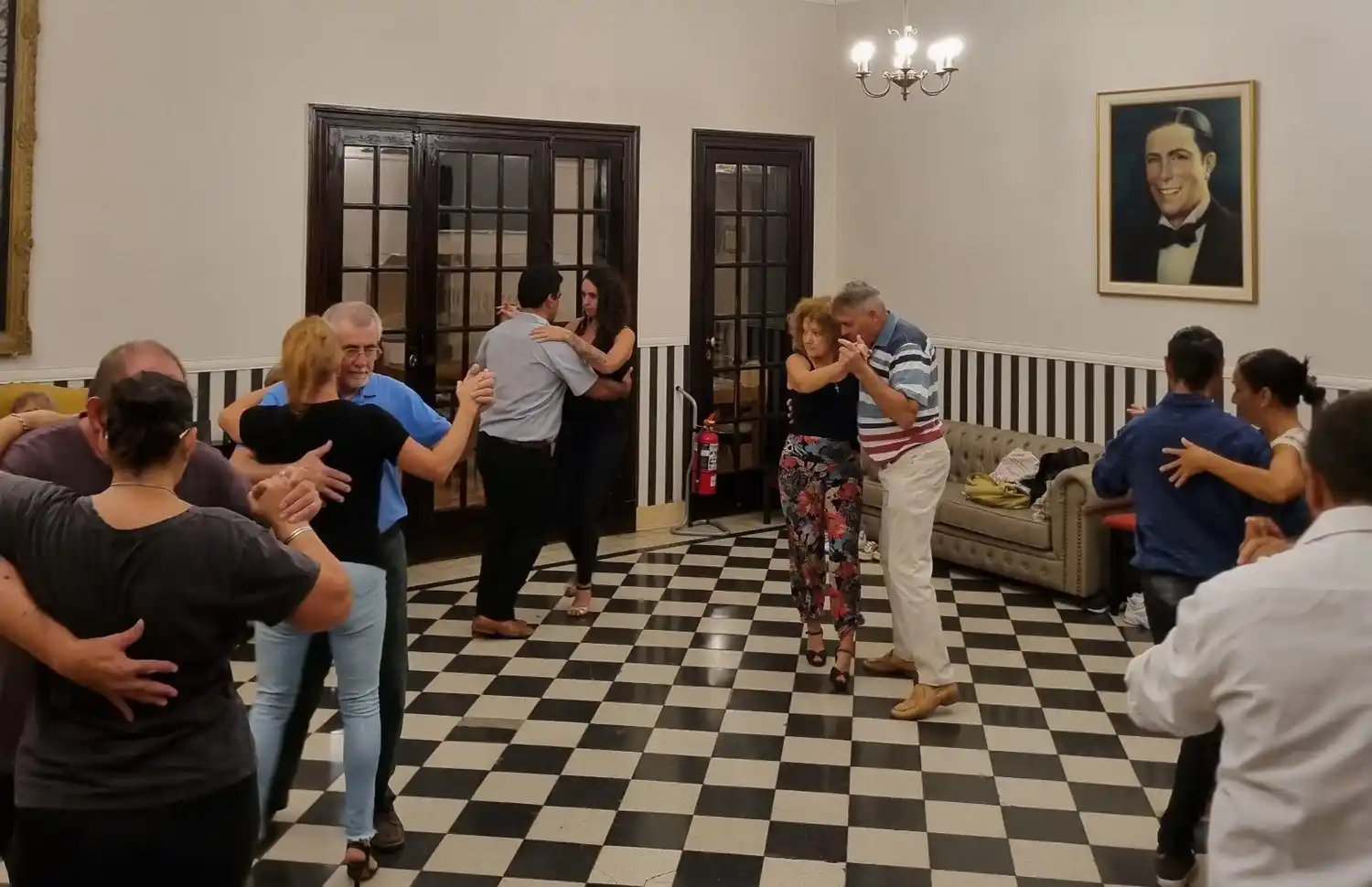El encuentro para milonguear. Son muchos los alumnos de todas las edades que se acercan a aprender tango