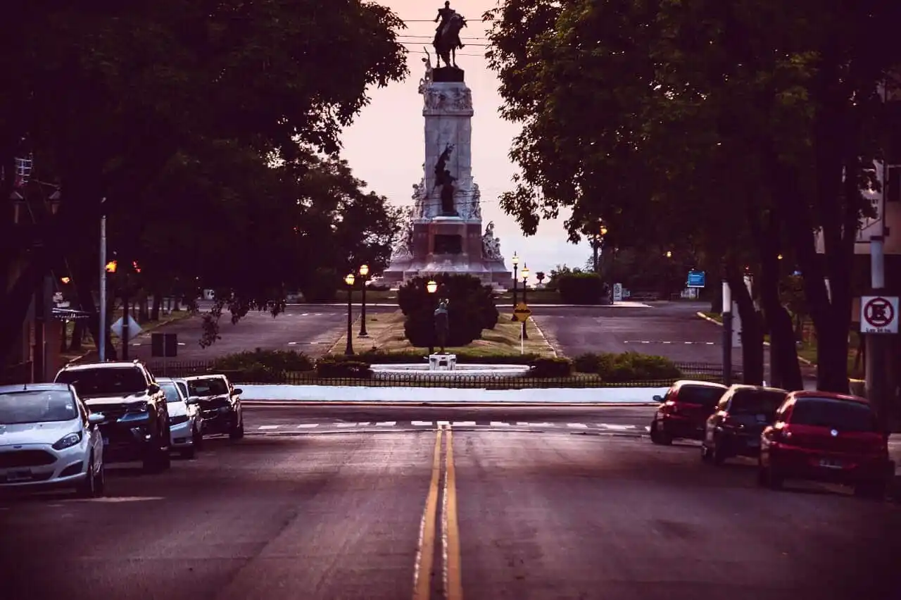 La Defensoría del Pueblo pide que se respeten los espacios para estacionar en Costanera