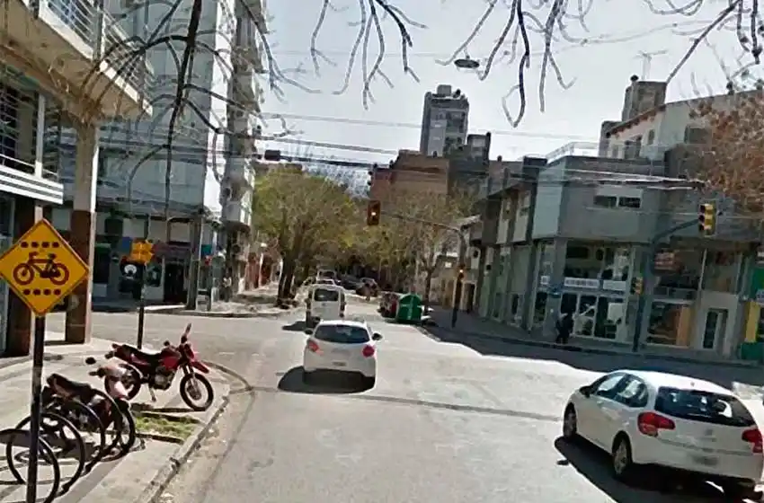 Amigos de una joven atropellada buscan a un conductor que se fugó