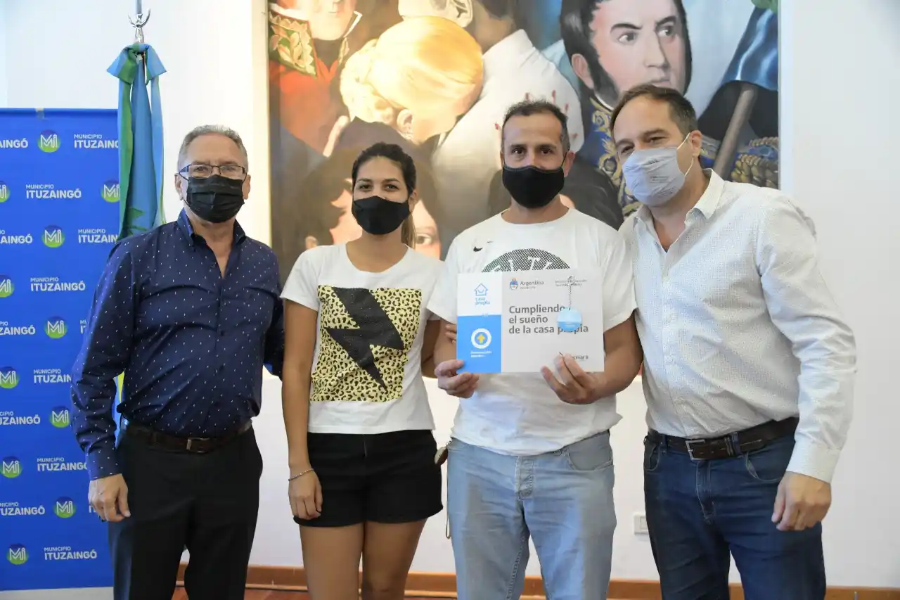 Familias de Ituzaingó recibieron créditos de Casa Propia: "El acceso a la vivienda es un derecho esencial", expresó Descalzo