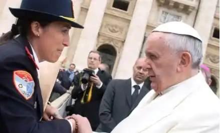 Bomberos rescatistas que trabajaron en Salta 2141 visitaron al Papa