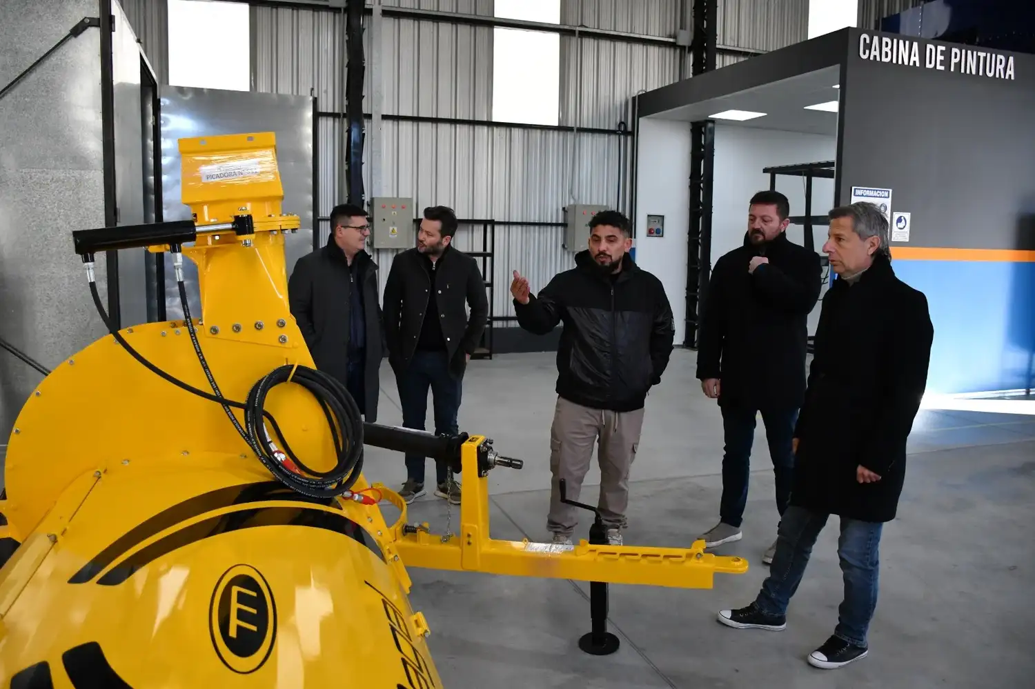 Bernarte destacó la inversión y el crecimiento industrial durante una visita a Color Extremo.
