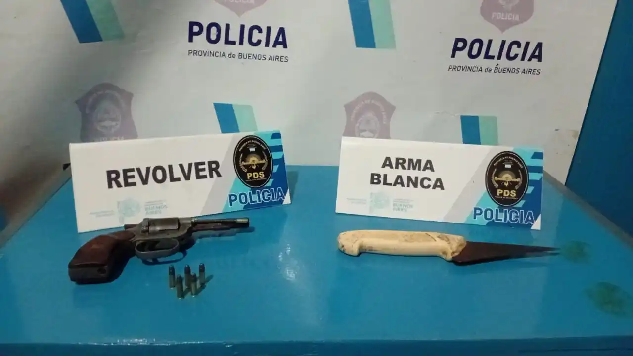 Asimismo, en el domicilio había un revólver con cinco municiones que fue entregado voluntariamente por la víctima.