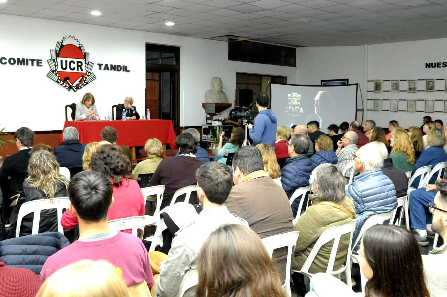 Gil Lavedra presentó su libro en el Comité de la UCR.