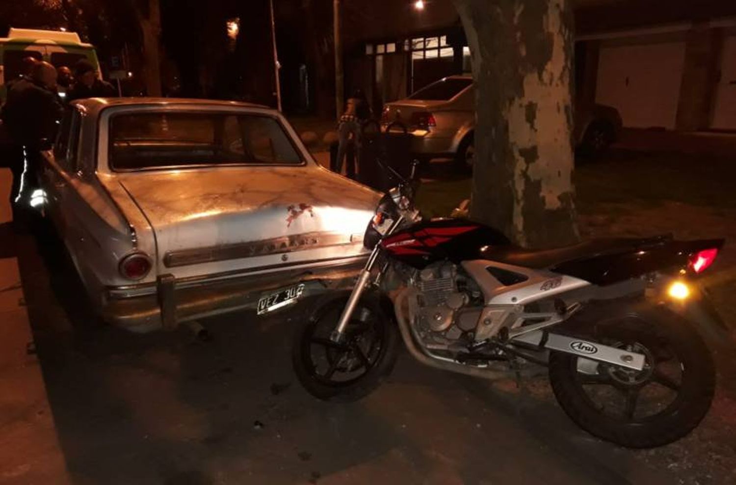 Conducía borracho una moto y ocasionó un choque contra un auto