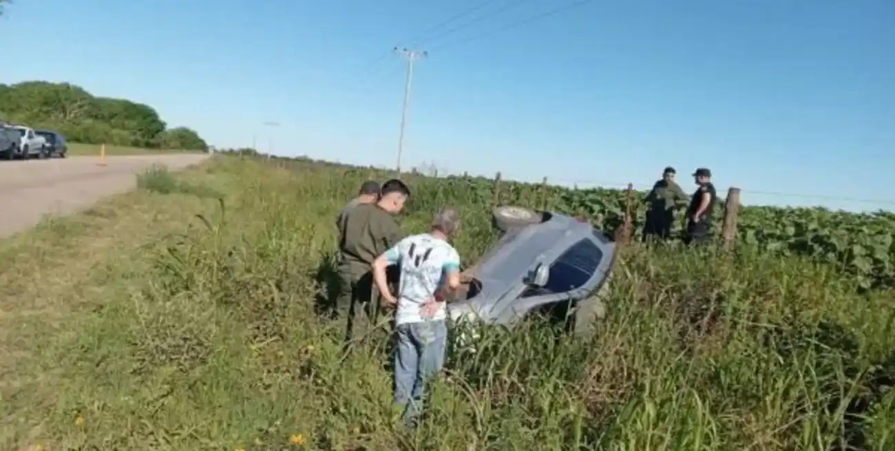 Gran susto en la Ruta Nacional 11: una mujer volcó con su camioneta cerca de Florencia