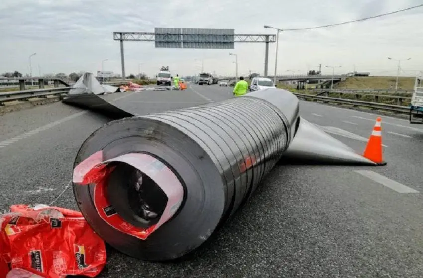 Pudo causar una tragedia: una carga de 12 toneladas se desprendió de un camión en Circunvalación y Oroño