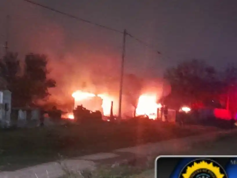 Incendio devasta vivienda en Strobel: familia hospitalizada con quemaduras